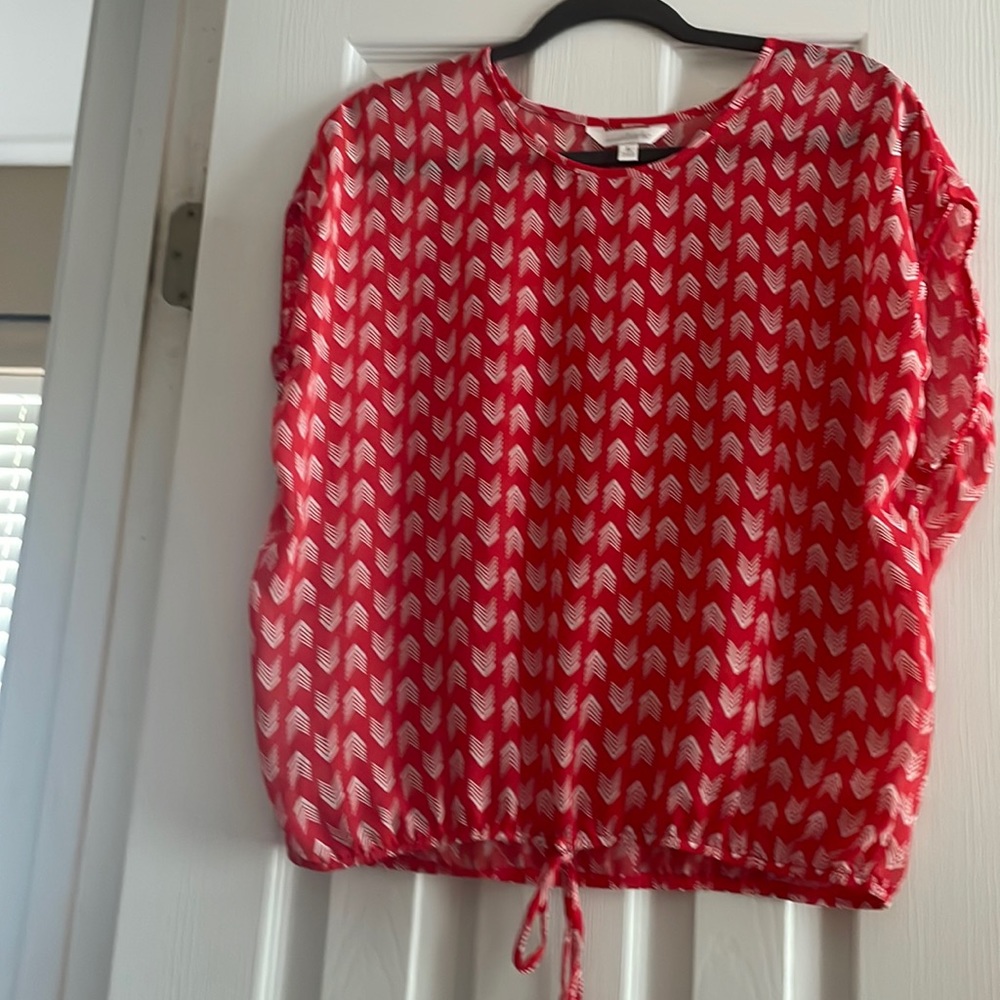 Light weight oversized red/white top with elastic at bottom